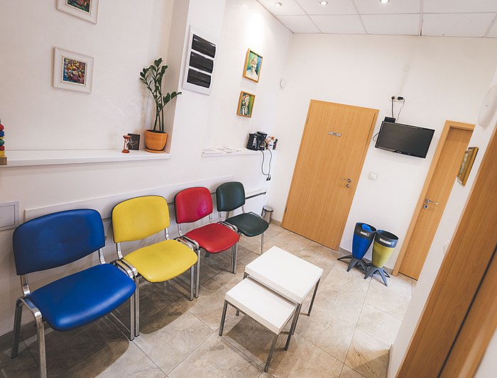 De wachtkamer van de tandartspraktijk